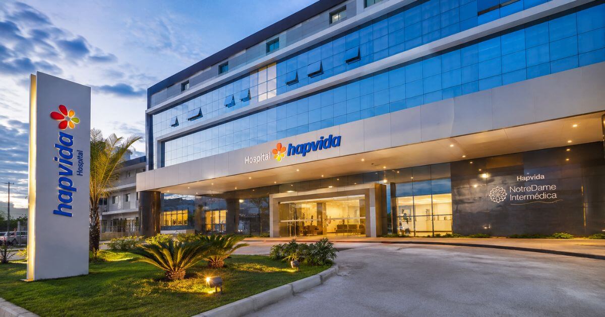 Fachada de um Hospital Hapvida ao entardecer, com a marca Hapvida NotreDame Intermédica — unidade da rede própria que, junto à rede credenciada de parceiros, forma a rede hospitalar Hapvida no Brasil.
