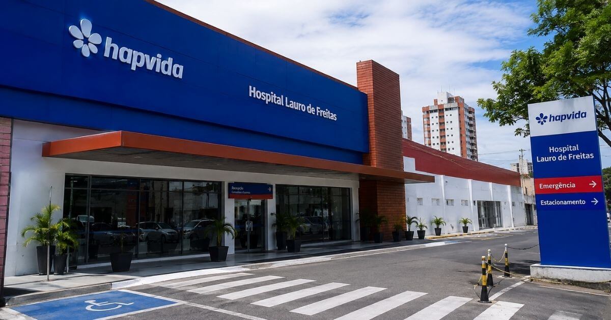 Fachada do Hospital Lauro de Freitas, unidade hospitalar própria da Hapvida na BA-099, a Estrada do Coco, única porta hospitalar da rede própria entre Salvador e o litoral norte da Bahia