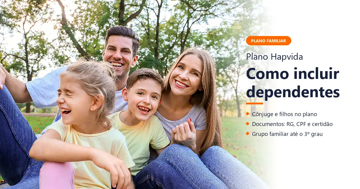 Pai, mãe e dois filhos sorrindo sentados em um parque, ilustrando a família que pode virar dependente no plano Hapvida.
