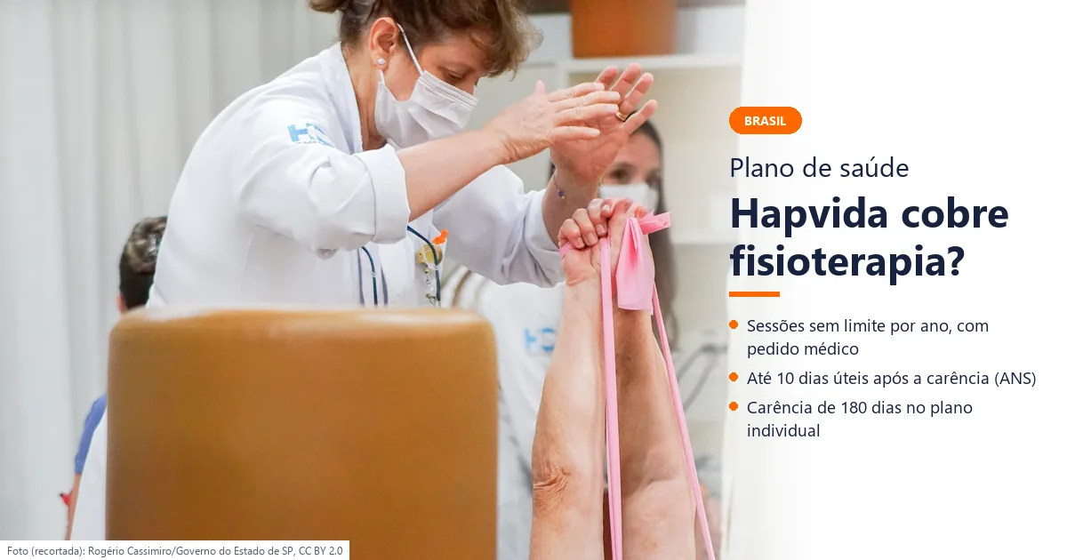 Fisioterapeuta orienta o paciente em exercício com faixa elástica durante sessão de fisioterapia; o Hapvida cobre as sessões, sem limite por ano e com pedido médico