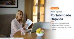 Mulher em casa, com uma folha de documentos e uma caneta na mão, diante do notebook, em videochamada sobre a portabilidade de plano de saúde para a Hapvida